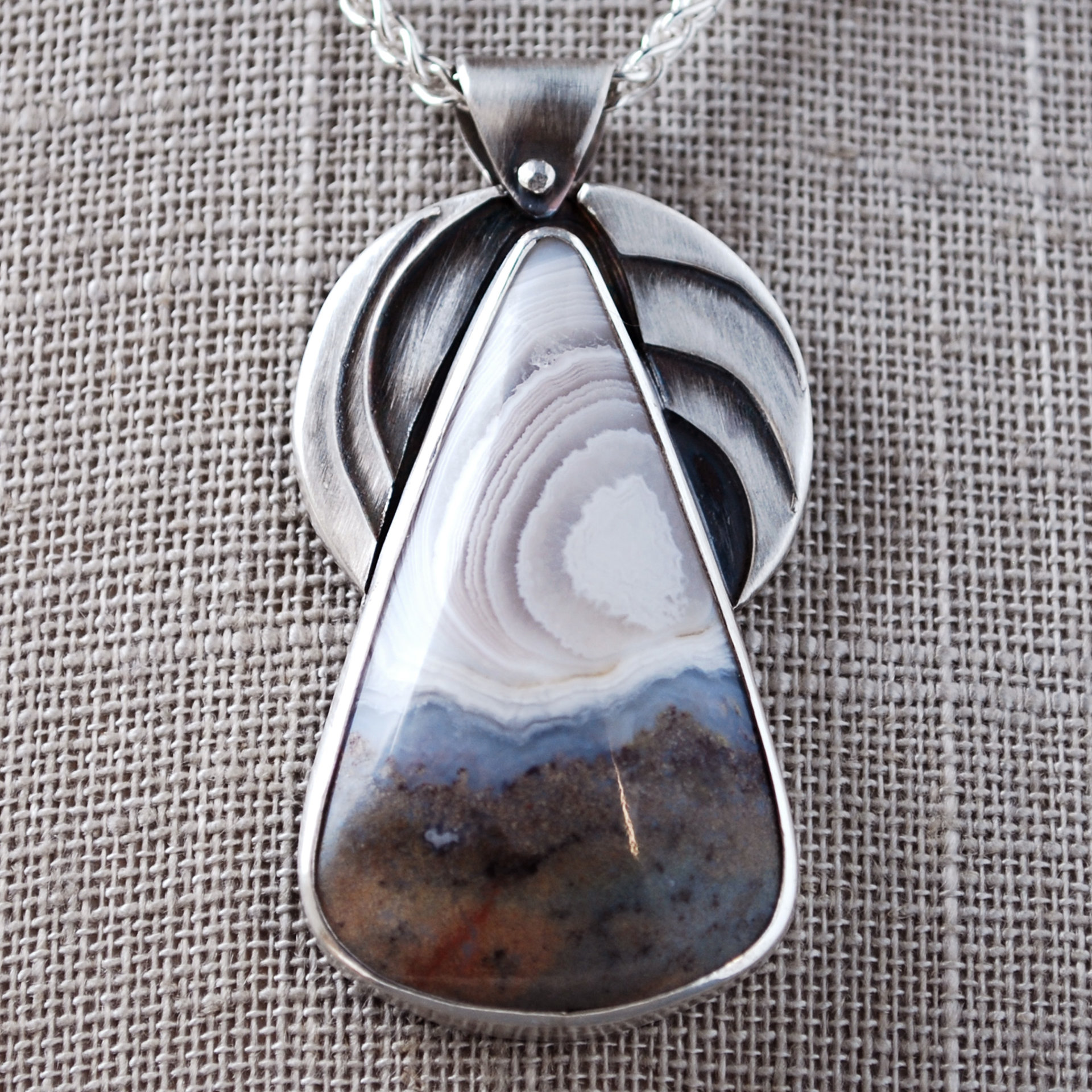 Arizona fortification agate pendant close-up front