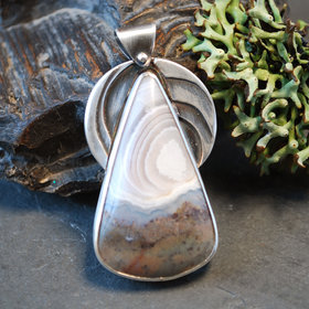 Arizona fortification agate pendant front